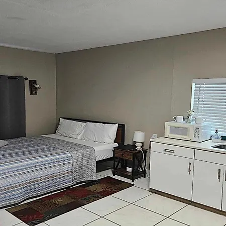 Green Castle Apartment In Tampa Near Airport And Busch Gardens Exterior photo